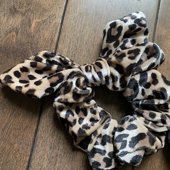 NWOT Scrunchies with Bows. Leopard print and Black. - Picture 2 of 3
